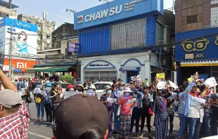 Demonstranten am 8. Februar 2021 in Yangon
 / သူထွန်း / Wikimedia (CC BY-SA 4.0) 