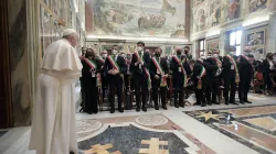 Mit Applaus und Schärpe: Eine Delegation italienischer Bürgermeister in der Sala Clementina des Vatikans begrüßt Papst Franziskus am 5. Februar 2022 / Vatican Media 