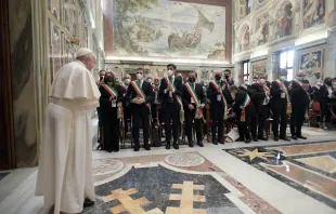 Mit Applaus und Schärpe: Eine Delegation italienischer Bürgermeister in der Sala Clementina des Vatikans begrüßt Papst Franziskus am 5. Februar 2022 / Vatican Media 