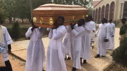 Beisetzung des entführten und anschließend ermordeten Priesterseminaristen Michael Nnadi aus Kaduna (Nigeria) im Jahr 2020 / Kirche in Not