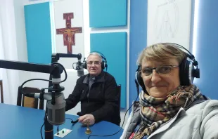 Bischof Christo Projkow und die Osteuropa-Referentin von „Kirche in Not“, Magda Kaczmarek, im neuen Radiostudio / Kirche in Not