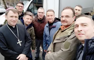 Bischof Honcharuk mit freiwilligen Helfern / Kirche in Not