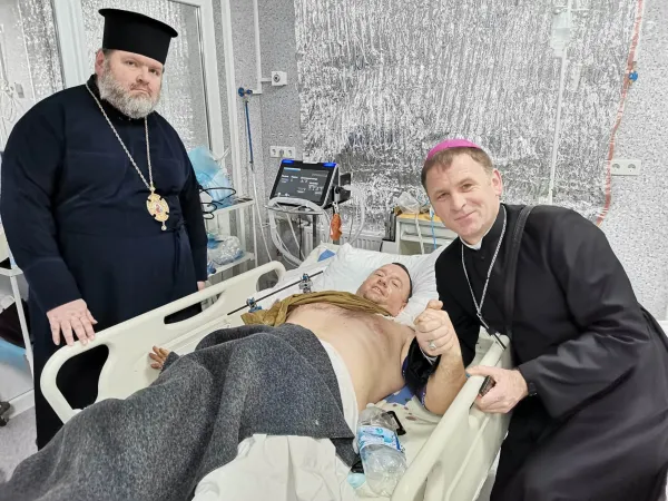 Bischof Pavlo Honcharuk und der orthodoxe Bischof Mytrofan besuchen einen Verletzten. 