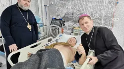 Bischof Pavlo Honcharuk und der orthodoxe Bischof Mytrofan besuchen einen Verletzten.  / Kirche in Not