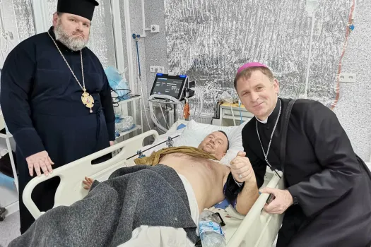 Bischof Pavlo Honcharuk und der orthodoxe Bischof Mytrofan besuchen einen Verletzten.  / Kirche in Not