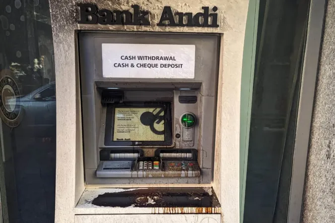 Ein in Brand gesteckter Bankautomat