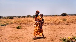 Eine junge Frau mit einem Kleinkind im Bistum Kontagora / Kirche in Not