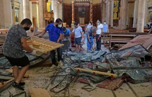 Freiwillige räumen Trümmer in einer Kirche in Beirut. / Maronitische Kirche, Beirut