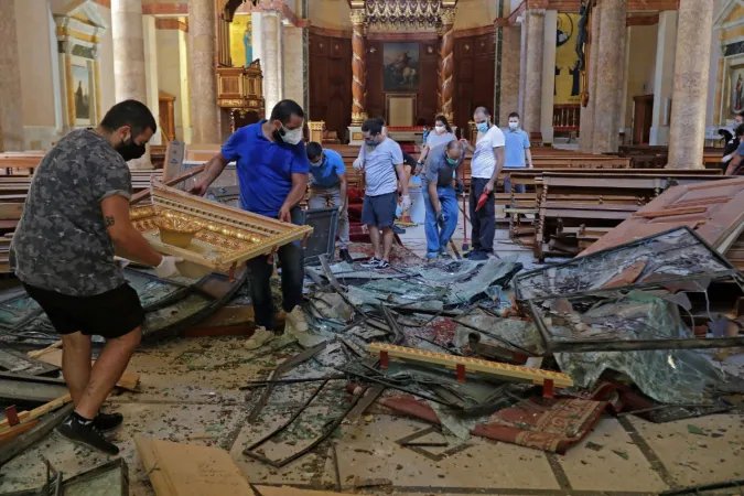 Freiwillige räumen Trümmer in einer Kirche in Beirut.