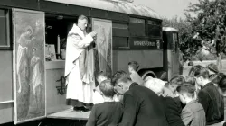 Ein Priester feiert die heilige Messe in den 1950er-Jahren vor einem Kapellenwagen / Kirche in Not