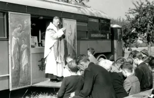 Ein Priester feiert die heilige Messe in den 1950er-Jahren vor einem Kapellenwagen / Kirche in Not