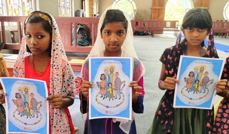 Mädchen aus Indien nahmen an der Gebetskation teil