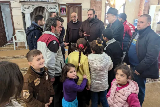 Der Apostolische Nuntius in Syrien, Erzbischof Mauro Kardinal Zenari (3. v. rechts) spricht in Latakia mit Überlebenden des Erdbebens