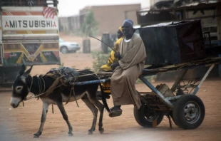 Straßenszene im Sudan / Kirche in Not