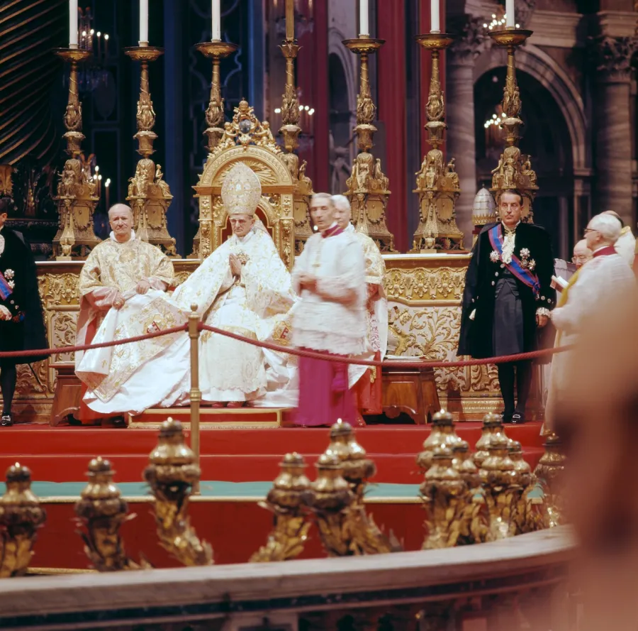 Papst Paul VI. hat den Vorsitz: Aufnahme vom feierlichen Auftakt des Zweiten Vatikanischen Konzils.
