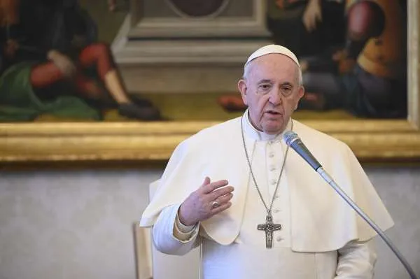 Papst Franziskus spricht zu seinen Zuschauern am 1. April 2020 aus der Bibliothek des Apostolischen Palastes während der Coronavirus-Krise.