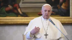 Papst Franziskus spricht zu seinen Zuschauern am 1. April 2020 aus der Bibliothek des Apostolischen Palastes während der Coronavirus-Krise. / Vatican Media