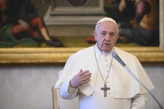 Papst Franziskus spricht zu seinen Zuschauern am 1. April 2020 aus der Bibliothek des Apostolischen Palastes während der Coronavirus-Krise. / Vatican Media