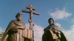 Patrone Europas und Slawenapostel:  Ein Denkmal an Kyrill und Methodius in Chanty-Mansijsk (Russland) / Stanislav V. Milutin / Wikimedia (CC0) 