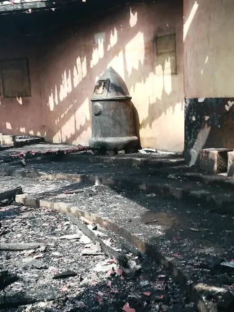 Bei einem Anschlag im Jahr 2020 zerstörte Kirche in der Diözese Maroua-Mokolo.