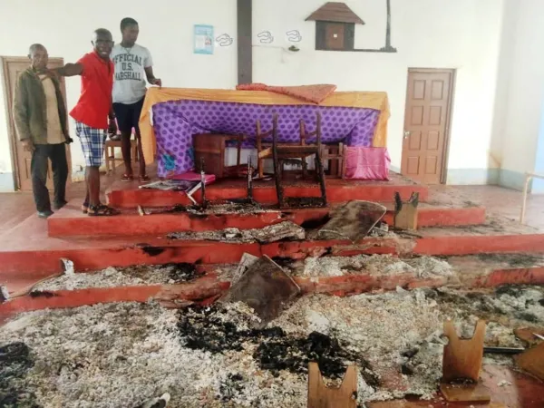 Der ausgebrannte Altarraum der Herz-Jesu-Kirche in Muambula nach einem Brandanschlag am Karfreitag.