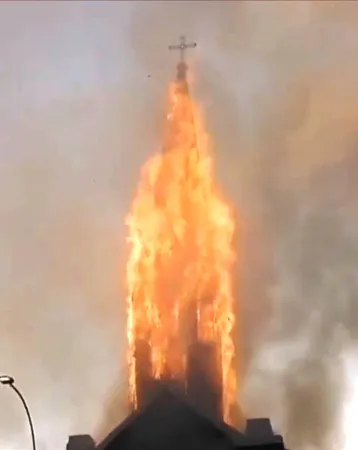 Der Turm der Kirche Mariä Himmelfahrt in Flammen.