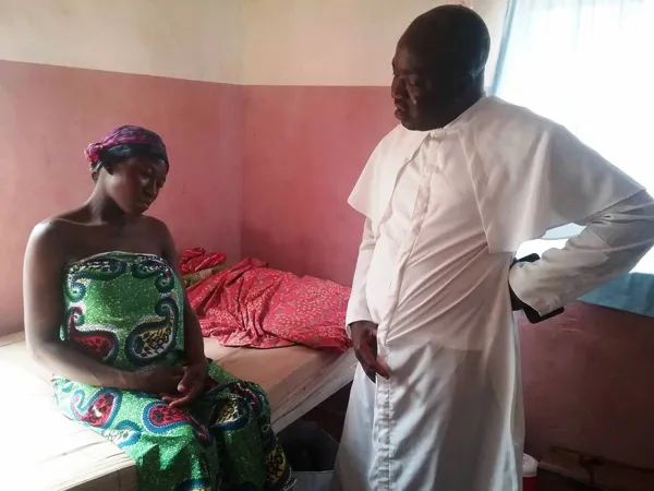 Ein Priester besucht eine verwundete Frau nach einer Fulani-Attacke im Bundesstaat Kaduna. 