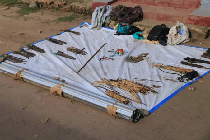 Eingesammelte Waffen nach einem Massaker im Bistum Butembo-Beni. 

