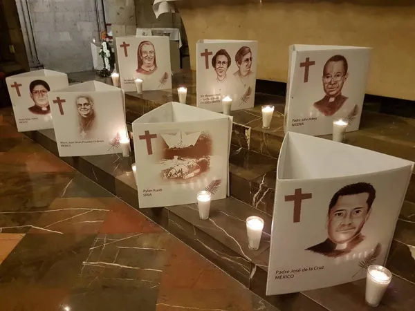 Gedenktafeln für ermordete Priester, Ordensleute und Gläubige in Mexiko bei einer Veranstaltung von „Kirche in Not“ Frankreich. 