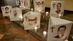 Gedenktafeln für ermordete Priester, Ordensleute und Gläubige in Mexiko bei einer Veranstaltung von „Kirche in Not“ Frankreich.  / Kirche in Not