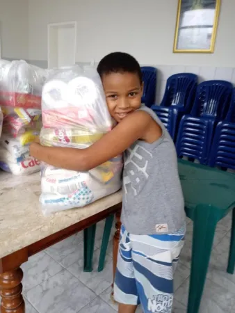 Ein Kind mit einer Lebensmittelspende.