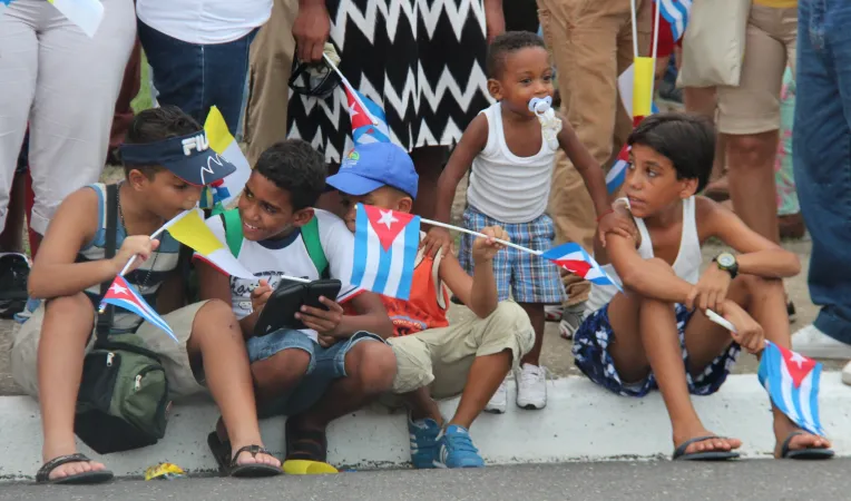 Kinder mit der Flagge Kubas und des Vatikans beim Besuch von Papst Franziskus im Jahr 2016