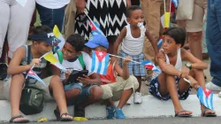 Kinder mit der Flagge Kubas und des Vatikans beim Besuch von Papst Franziskus im Jahr 2016 / Kirche in Not