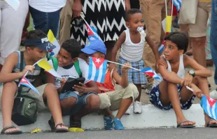 Kinder mit der Flagge Kubas und des Vatikans beim Besuch von Papst Franziskus im Jahr 2016 / Kirche in Not