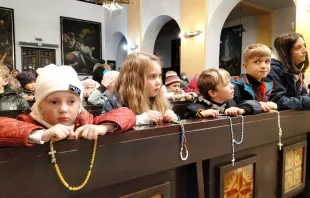 Kinder in der Ukraine beten den Rosenkranz. / Kirche in Not