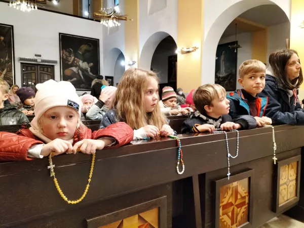 Kinder in der Ukraine beten den Rosenkranz.