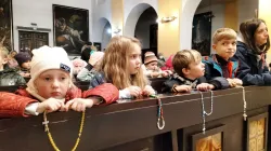 Kinder in der Ukraine beten den Rosenkranz. / Kirche in Not
