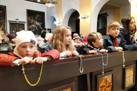 Kinder in der Ukraine beten den Rosenkranz. / Kirche in Not