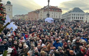 Tausende Teilnehmer mit Papierkronen versammeln sich auf dem Schlossplatz in Warschau während des Dreikönigsumzugs am Dienstag, 6. Januar 2025. / Paweł Kula/Fundacja Orszak Trzech Króli