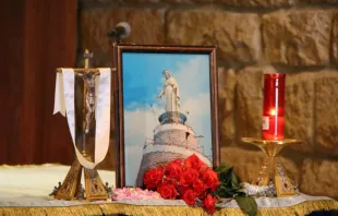 Kreuz und Marienbild in einer griechisch-katholischen Kirche im Libanon. / Kirche in Not