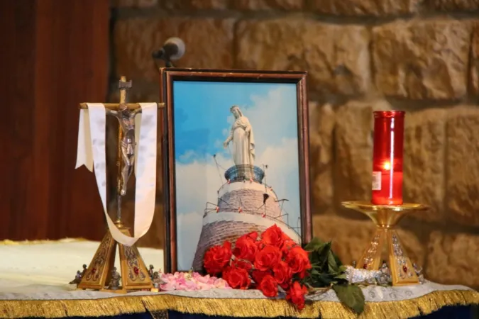 Kreuz und Marienbild in einer griechisch-katholischen Kirche im Libanon.