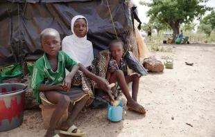 Mutter mit ihren Kindern in einem Flüchtlingscamp in Burkina Faso / Kirche in Not