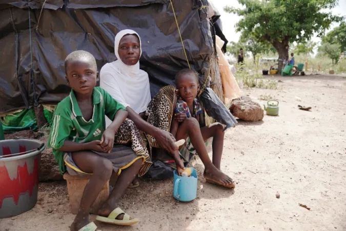 Mutter mit ihren Kindern in einem Flüchtlingscamp in Burkina Faso
