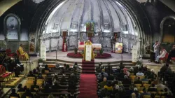 Die Kirche in Karakosch bei der Christmette im Jahr 2018, als die Wände noch von verkohlt waren / AFP/Getty Images