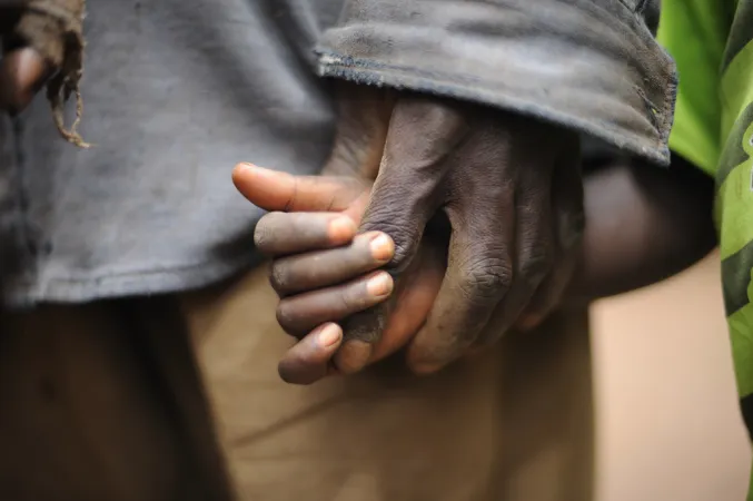 Ein Vater hält die Hand seines Sohnes: Schnappschuss aus der Region Nord-Kivu in der Demokratischen Republik Kongo.