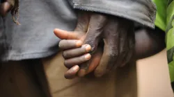 Ein Vater hält die Hand seines Sohnes: Schnappschuss aus der Region Nord-Kivu in der Demokratischen Republik Kongo. / Julien Harneis via Flickr (CC BY-SA 4.0)