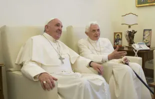 Papst Franziskus bei einem Besuch seines emeritierten Vorgängers / Vatican Media / CNA Deutsch