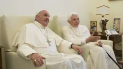 Papst Franziskus bei einem Besuch seines emeritierten Vorgängers / Vatican Media / CNA Deutsch