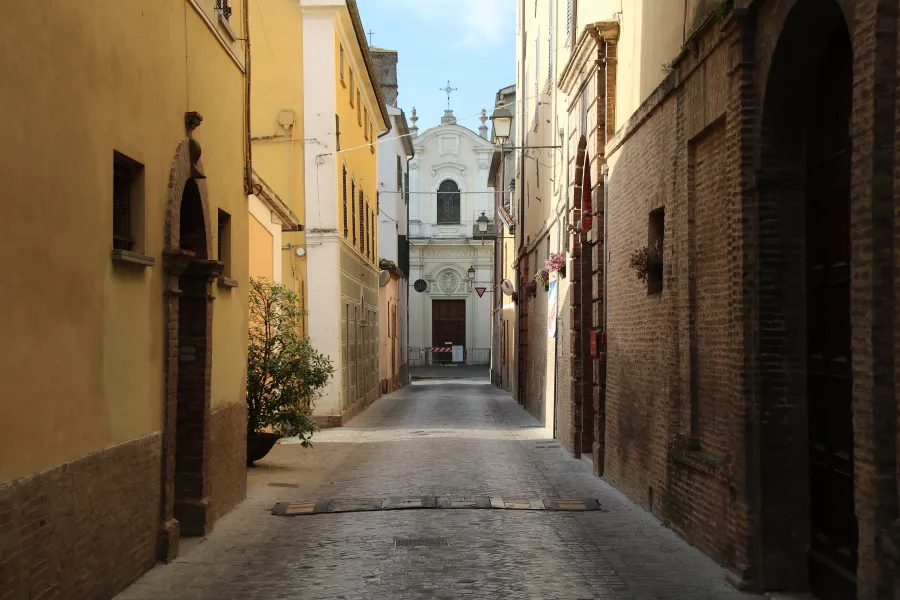 Ein Blick auf die Via Beata Mattia in Matelica (Italien).