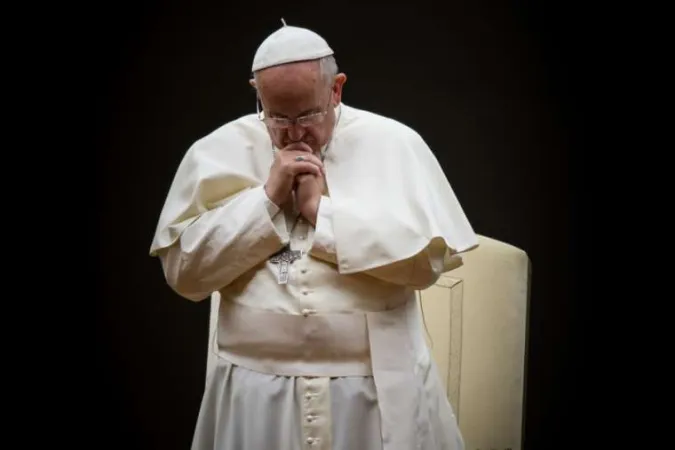 Papst Franziskus betet am 4. Oktober 2014